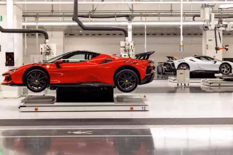 Speedsters cho rằng một chiếc Ferrari Luce đại diện cho “4 triệu Nhân dân tệ trên 4 bánh xe”, ngay lập tức cho thấy chủ nhân của mẫu xe này thuộc nhóm 1% người giàu nhất Trung Quốc. Những mẫu xe mới nhất của Trung Quốc hiện sở hữu thông số kỹ thuật vượt trội với giá bán thấp hơn, nhưng các yếu tố này có thể bị bỏ qua bởi những khách hàng dư dả tài chính.