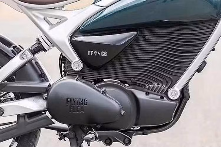 Tại thị trường Ấn Độ, mẫu xe môtô điện Royal Enfield Flying Flea C6 này có giá niêm yết là 279.000 Rupee (tương đương khoảng 77,45 triệu đồng), đi kèm hai tùy chọn màu sơn là xanh Flea Green và đen Storm Black.