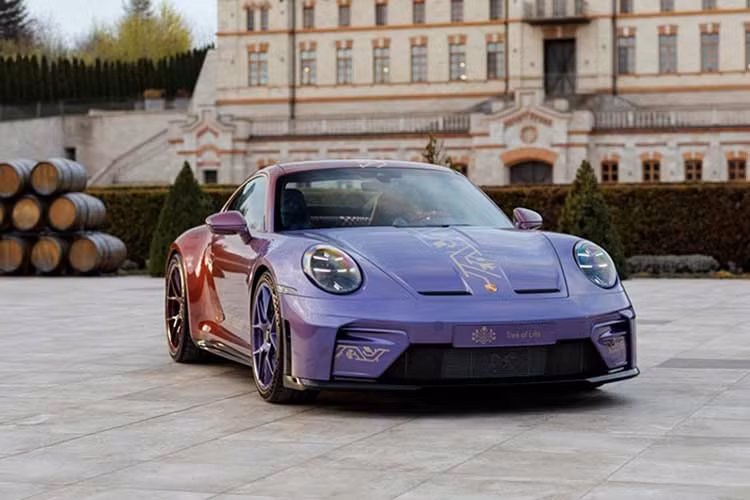 Cũng như hầu hết các dự án Sonderwunsch, chiếc xe thể thao Porsche 911 GT3 Touring độc đáo của bộ phận Sonderwunsch này vẫn sử dụng động cơ 6 xi-lanh phẳng 4.0 lít công suất 502 mã lực (510PS) của GT3 nguyên bản.