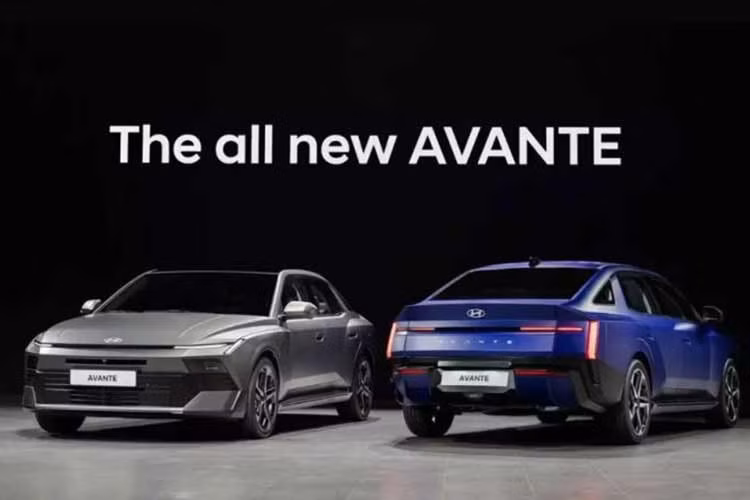 Hyundai Elantra 2027 mới xuất hiện sau 6 năm kể từ khi thế hệ thứ 7 ra mắt, mang đến sự thay đổi toàn diện từ thiết kế, kích thước, công nghệ đến hệ truyền động. Thế hệ mới không chỉ được mở rộng không gian mà còn đánh dấu bước chuyển của Hyundai trong việc đưa các công nghệ trí tuệ nhân tạo và kết nối số lên một mẫu sedan phổ thông.