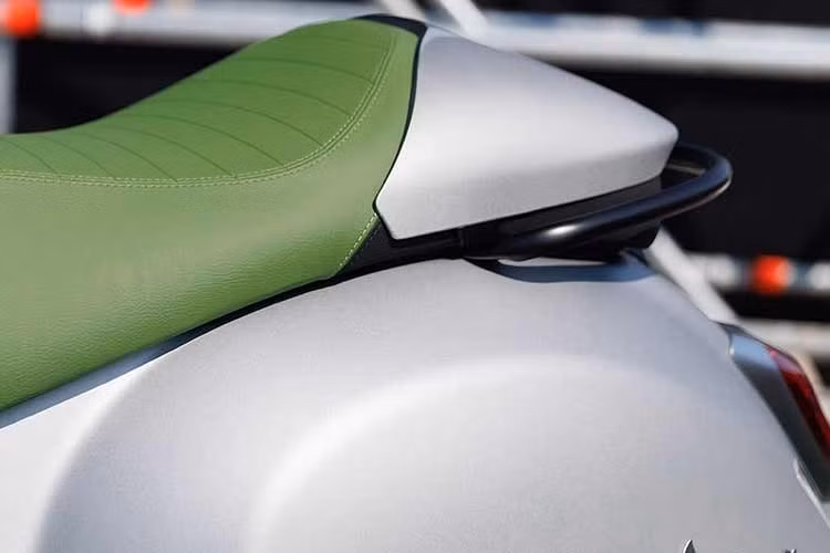 Bản thân bộ yên cũng được hoàn thiện với các đường may ngang được hàn nhiệt và đường chỉ khâu cùng màu xung quanh các đường viền. GTS 310 Edizione Ottantesimo cũng có mâm giống các bản 80 năm khác, lấy cảm hứng từ chiếc Vespa 98 năm 1946 nhưng với lòng mâm sơn màu xanh lá cây. Màu sắc này cũng là màu yên và logo 80 năm ở hai bên thân xe.