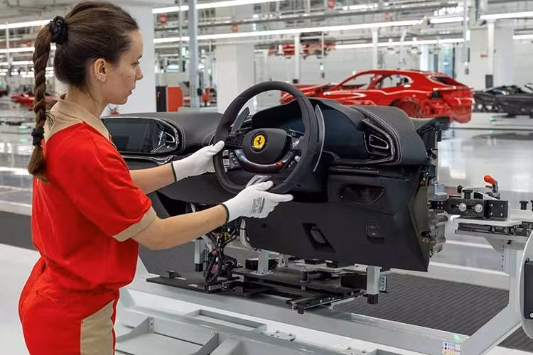 Luce cho thấy vẫn tồn tại một thị trường ngách dành cho giới siêu giàu tại Trung Quốc, những người vẫn tìm kiếm các mẫu xe thể hiện sự giàu có và tính độc quyền. Những bài viết từ truyền thông Trung Quốc cũng mang lại góc nhìn rõ hơn về điều này. Speedsters cho rằng một chiếc Ferrari Luce đại diện cho “4 triệu Nhân dân tệ trên 4 bánh xe”, ngay lập tức cho thấy chủ nhân của mẫu xe này thuộc nhóm 1% người giàu nhất Trung Quốc.
