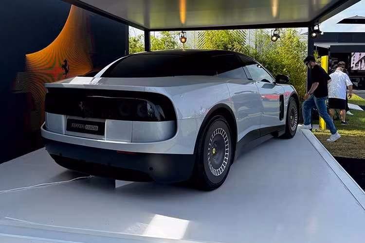 Giá xe Ferrari Luce tại Trung Quốc gây bất ngờ khi thấp hơn khoảng 7% so với con số tại châu Âu (550.000 Euro, tương đương 626.000 USD). Điều này trái ngược với các mẫu siêu xe trước đó của Ferrari. Ví dụ, Ferrari Amalfi có giá khởi điểm 202.459 Bảng (267.000 USD) tại Anh và 2.598.500 Nhân dân tệ (382.000 USD) ở Trung Quốc do bị đánh các loại thuế đối với xe dung tích lớn và xe sang.