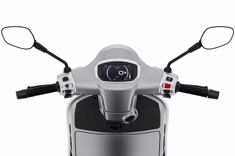 Màu sơn xanh độc đáo của Vespa Edizione Ottantesimo cũng được lấy cảm hứng từ chất liệu thép thô của thân xe. Với kiểu dáng thể thao một chỗ ngồi, yên sau 2 người được phủ bằng một lớp ốp solo cứng có thể tháo rời cùng màu với thân xe, gợi nhớ đến phần thân đặc trưng của những chiếc Vespa đua.