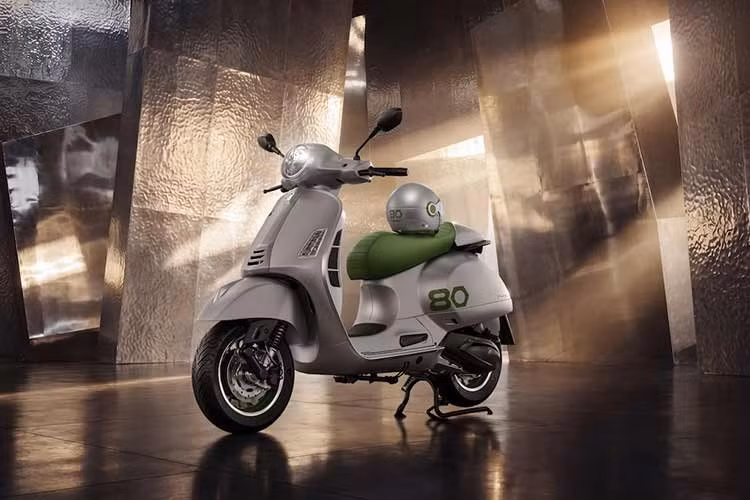 Tất nhiên, Vespa cung cấp một loạt các phụ kiện chính hãng để cá nhân hóa chiếc xe hơn nữa hoặc tăng cường chức năng của nó: bao gồm giá chở đồ trước và sau, thanh bảo vệ bên hông, kính chắn gió, và hệ thống chống trộm điện tử. Giá xe Vespa GTS 310 Edizione Ottantesimo chưa công bố.