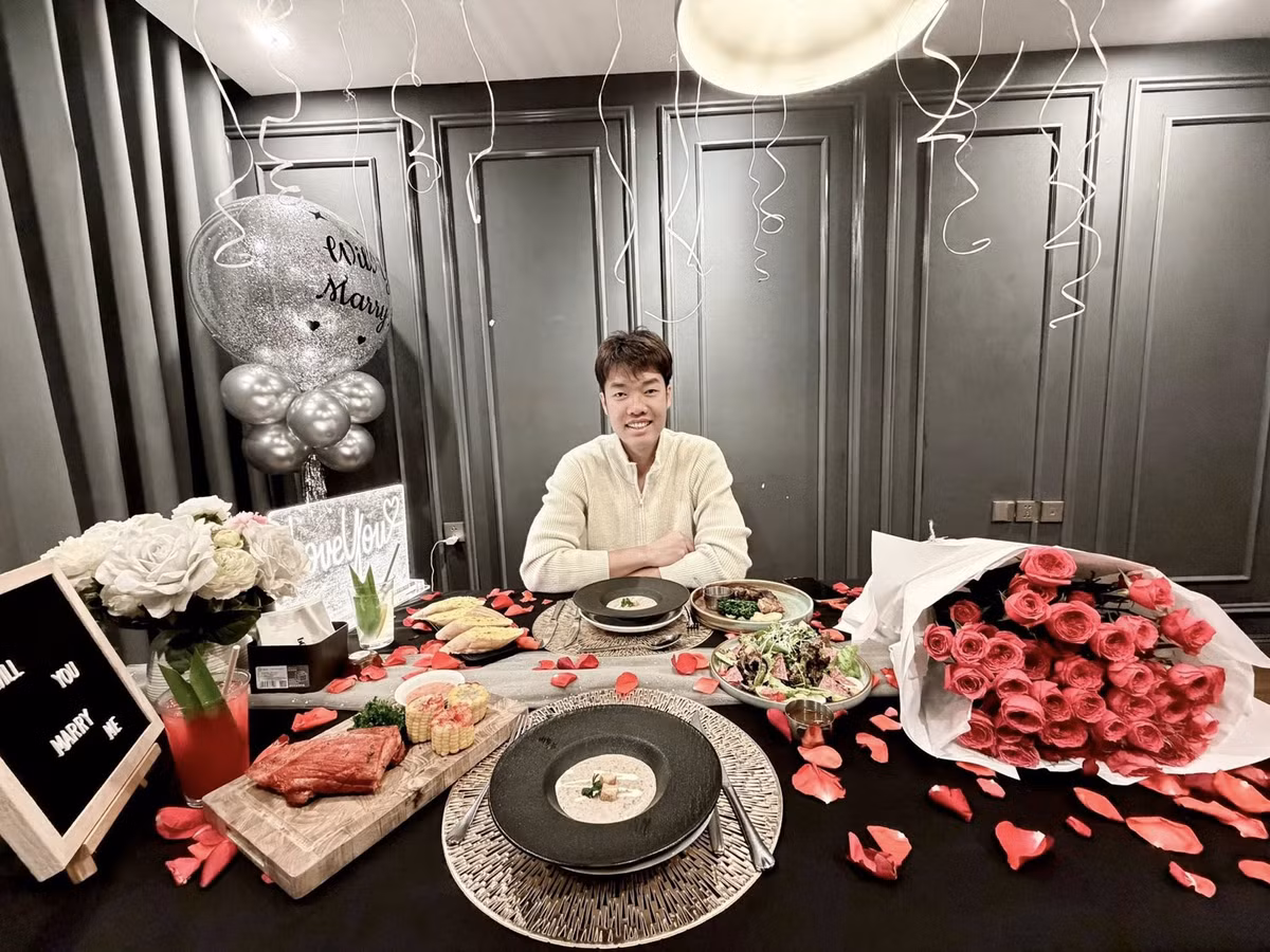 Màn cầu hôn diễn ra trong không gian ấm cúng, riêng tư nhưng không kém phần lãng mạn. Lê Đức Phát chuẩn bị chu đáo từ hoa, nhẫn cho đến những lời nhắn gửi chân thành, khiến Ánh Nguyệt không giấu được sự xúc động.