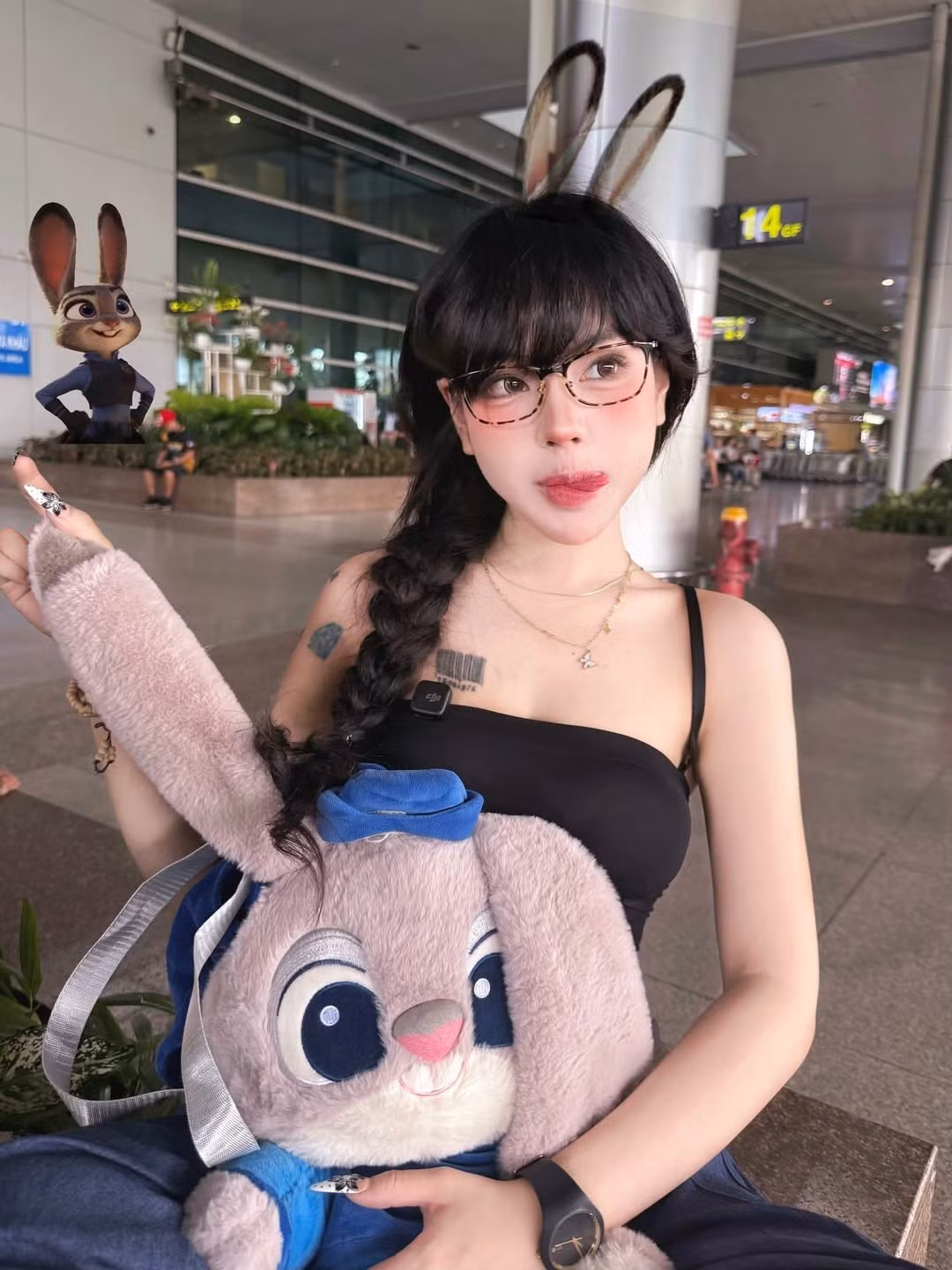 Bảo Khuyên từ lâu đã là một gương mặt nổi tiếng với phong cách cá tính, pha chút "dị biệt" và cực kỳ bắt kịp xu hướng.