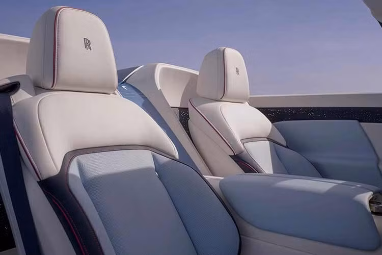 Tên gọi của xe có nghĩa là Le Rossigni trong tiếng Pháp, và cũng là tên biệt thự của ngài Henry Royce trên vùng Riviera. Royce và nhóm của ngài đã sử dụng biệt thự này làm cơ sở thử nghiệm khi đưa các mẫu xe vào thử nghiệm khắp châu Âu, và Rolls-Royce hiện đại tuyên bố sẽ dành 350 tuần để thử nghiệm những chiếc Nightingale được chế tạo thủ công tại các địa điểm tương tự.