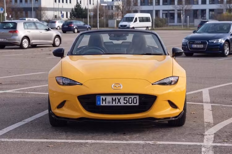 Mazda Roadster FSW Ver. 2 có giá 4.708.000 Yên (khoảng 941 triệu đồng). Trong khi đó, Mazda MX-5 nguyên bản có giá 3.256.000 Yên (651 triệu đồng). Vấn đề là chỉ có 6 người có cơ hội mua Mazda MX-5 màu vàng Sunflower Yellow. Những khách hàng may mắn sẽ được lựa chọn thông qua hình thức xổ số diễn ra vào ngày 3 và 4/10 tại đường đua Fuji Speedway, Nhật Bản.