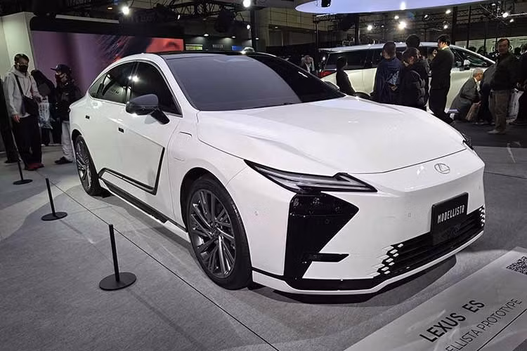 Theo thông tin từ đại lý, Lexus ES 2026 sẽ được phân phối tại Việt Nam với ba phiên bản, bao gồm hai biến thể hybrid (HEV) và một biến thể thuần điện (BEV) mang tên ES 500e. Mức giá dự kiến cho hai bản ES 350h lần lượt là 2,36 tỷ và 2,58 tỷ đồng, phiên bản thuần điện ES 500e có giá dự kiến khoảng 2,98 tỷ đồng.