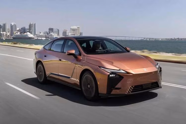 Cung cấp năng lượng cho xe là bộ pin có dung lượng 74,7 kWh, giúp xe di chuyển được quãng đường lên tới 402 km sau mỗi lần sạc đầy. Phiên bản này hỗ trợ công nghệ sạc nhanh dòng điện một chiều DC công suất tối đa 150 kW, cho phép nạp dung lượng pin từ 10% lên 80% trong khoảng 28 phút dưới điều kiện lý tưởng.