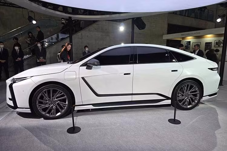 Trước thời điểm ra mắt, mẫu sedan hạng sang Lexus ES thế hệ mới đã nhiều lần bị bắt gặp tại Việt Nam. Một chiếc ES 350h từng xuất hiện tại trung tâm kiểm tra khí thải ở Hà Nội, trong khi biến thể ES 500e cũng được ghi nhận chạy thử trên đường.