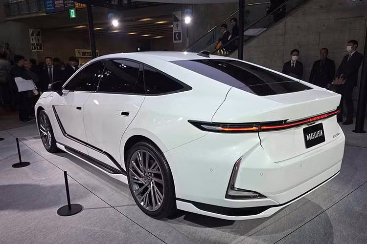 Lexus ES 2026 được xây dựng trên nền tảng khung gầm TNGA-K cải tiến, sở hữu kích thước tổng thể gia tăng vượt trội so với phiên bản tiền nhiệm. Cụ thể, chiều dài xe đạt 5.140 mm, chiều rộng 1.920 mm cùng chiều dài cơ sở 2.950 mm. Việc mở rộng kích thước giúp ES tiến gần hơn đến phân khúc sedan cỡ lớn cao cấp hiện do "đàn anh" Lexus LS đảm nhiệm.