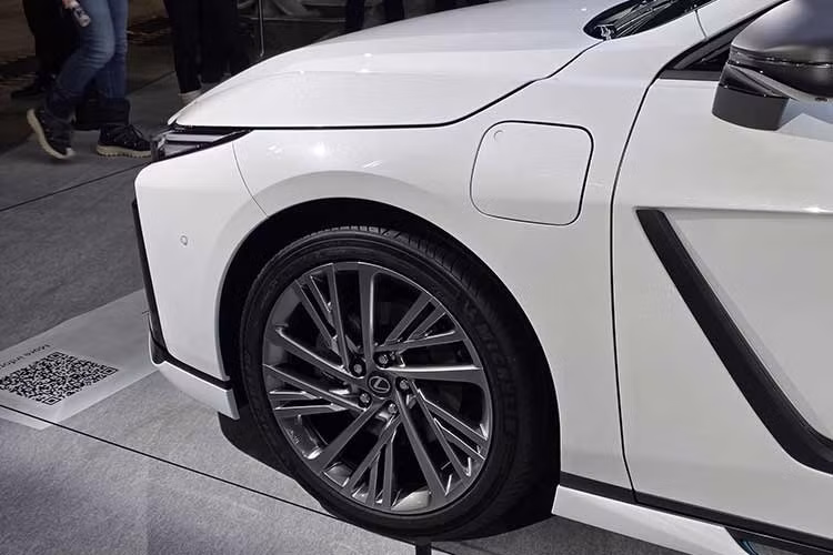 So với thế hệ tiền nhiệm, tổng thể thiết kế của Lexus ES 2026 mang phong cách tương lai hơn nhưng vẫn giữ những đặc trưng quen thuộc của thương hiệu Lexus. Bên trong khoang cabin, Lexus ES mới mang đến sự thay đổi rõ rệt với phong cách tối giản và công nghệ cao.