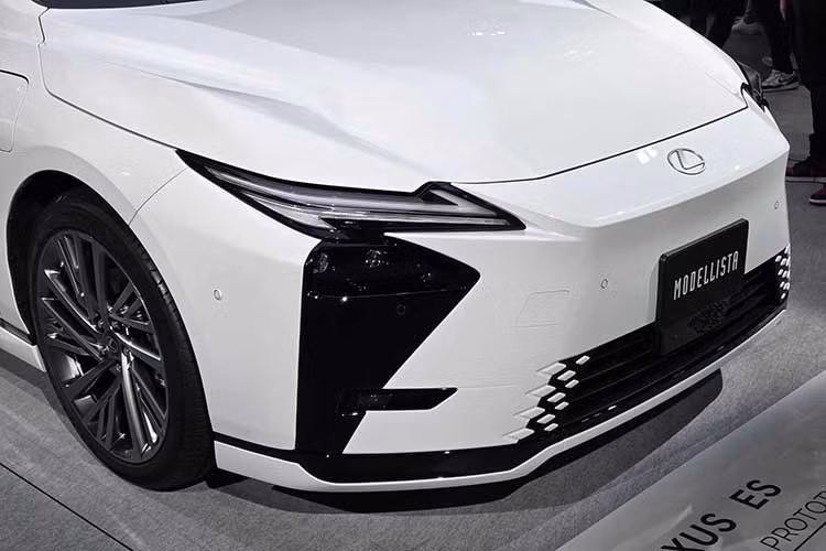 Ngoại thất của xe được áp dụng ngôn ngữ thiết kế mới "Clean Tech × Elegance", với phần đầu xe được tạo hình sắc nét hơn, thân xe sử dụng nhiều đường gân nổi và các mảng khối lớn nhằm tạo cảm giác hiện đại.