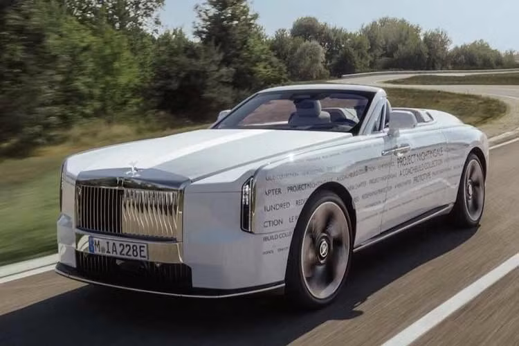 Sau khi được ra mắt hồi tháng 4 năm nay dưới dạng ý tưởng, chiếc mui trần Rolls-Royce Nightingale siêu sang dựa trên cơ sở dòng coupe điện Spectre đang được hãng phát triển với quy trình thử nghiệm cầu kỳ.