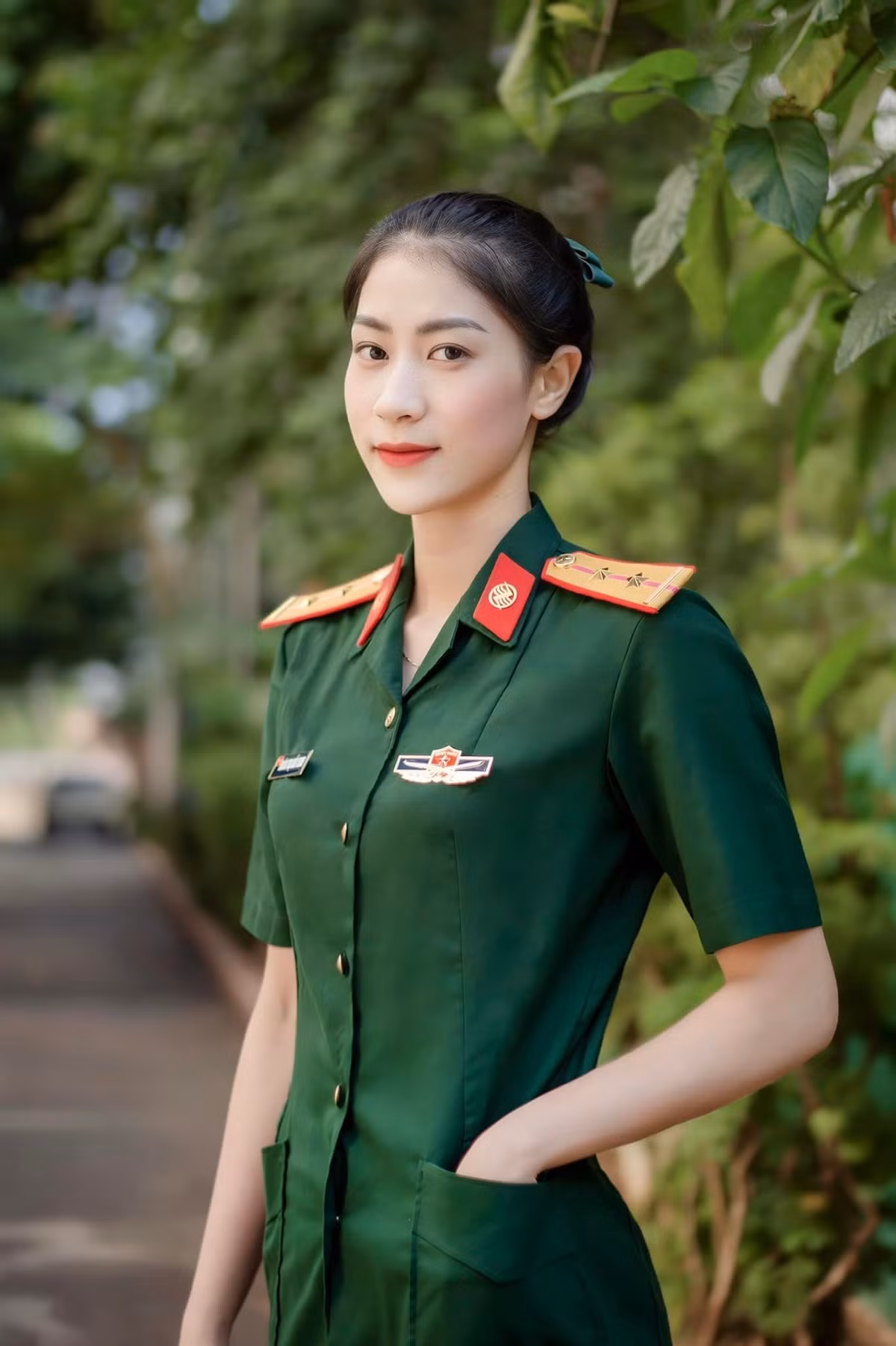 Trong khung hình, nữ VĐV bóng chuyền xuất hiện với vẻ ngoài chỉn chu, gương mặt xinh đẹp, tươi tắn và thần thái điềm đạm.