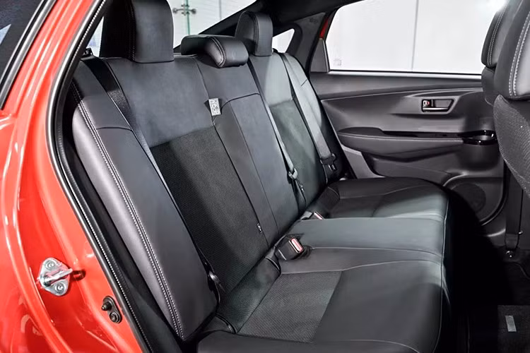Về công nghệ an toàn, Yaris ATIV HEV được Toyota trang bị gần như đầy đủ những gì tốt nhất trong phân khúc. Xe sở hữu hệ thống phanh ABS, EBD, BA, cân bằng điện tử, kiểm soát lực kéo, hỗ trợ khởi hành ngang dốc và phanh tay điện tử tích hợp giữ phanh tự động.
