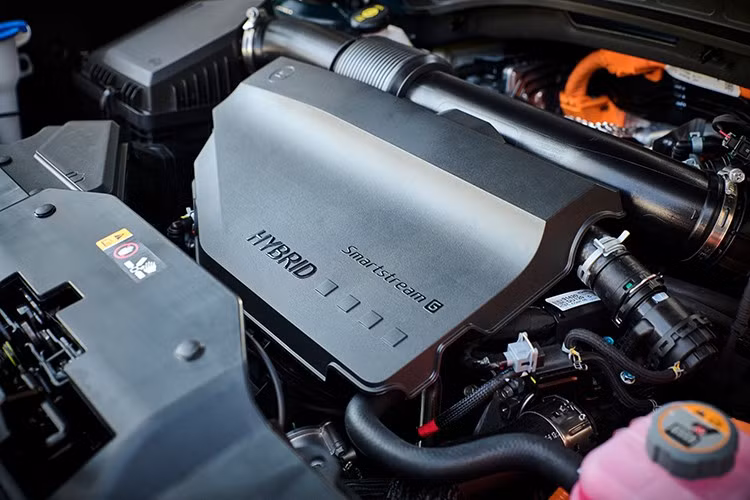 Phiên bản Hyundai Palisade Hybrid 2026 này sở hữu thiết kế động cơ kép và "mang lại khả năng phanh tái tạo tối ưu cùng hiệu suất vượt trội, thiết lập chuẩn mực về phạm vi hoạt động hoàn toàn bằng điện trong một chiếc xe hybrid, đồng thời mang đến trải nghiệm lái xe điện hấp dẫn."
