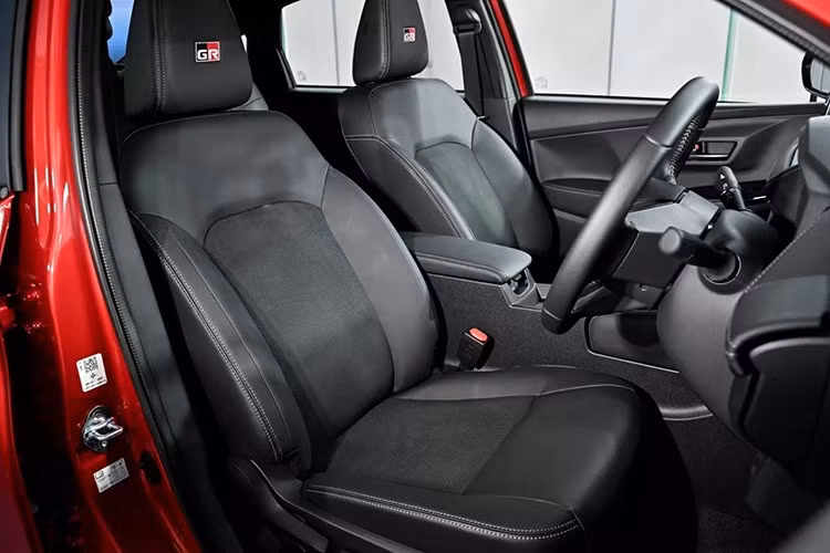Xe cũng tích hợp sạc không dây, cửa gió hàng ghế sau, điều hòa tự động lọc bụi mịn PM2.5, đèn viền nội thất 64 màu và hệ thống âm thanh 6 loa. Bản GR SPORT còn nổi bật hơn với dàn loa Pioneer và ghế ngồi bọc da phối Alcantara kèm logo GR thể thao.