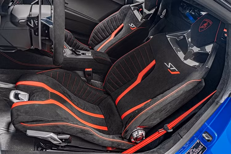 Với ghế thể thao bọc Alcantara màu đen Nero Cosmus có giá 7.800 USD quy đổi 204 triệu đồng, các tùy chọn đường chỉ khâu nội thất là 900 USD 23,5 triệu đồng. Tùy chọn dây đai an toàn màu đỏ Rosso Alala có giá lên đến 1.800 USD quy đổi 47,1 triệu đồng.