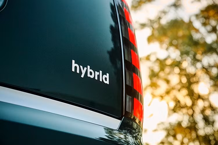 Tại Úc, Hyundai đang mang đến thị trường mẫu SUV Palisade 2026 lớn nhất từ ​​trước đến nay của mình, với cấu hình bảy hoặc tám chỗ ngồi, cùng "thiết kế sang trọng, cabin rộng rãi, tiện dụng và hệ dẫn động hybrid đầu tiên". Xe sẽ có tám màu ngoại thất và không dưới bốn tùy chọn trang trí nội thất. Dưới nắp ca-pô là hệ truyền động hybrid 2.5 T-GDi hoàn toàn mới.