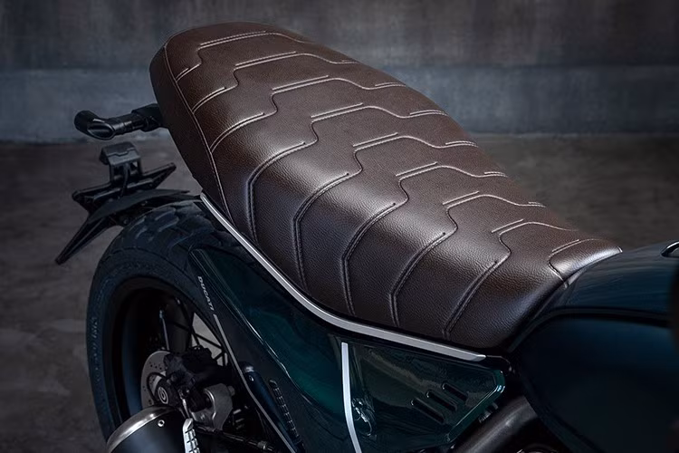 Ở phiên bản mới, Scrambler được trang bị bộ ly hợp tám đĩa mới, giúp xe vận hành mượt mà hơn, đồng thời tạo thêm không gian cho chân người lái, cùng với hệ thống kiểm soát bướm ga điện tử. Các công nghệ bổ sung, bao gồm kiểm soát lực kéo, ABS khi vào cua và hai chế độ lái, cũng được trang bị.