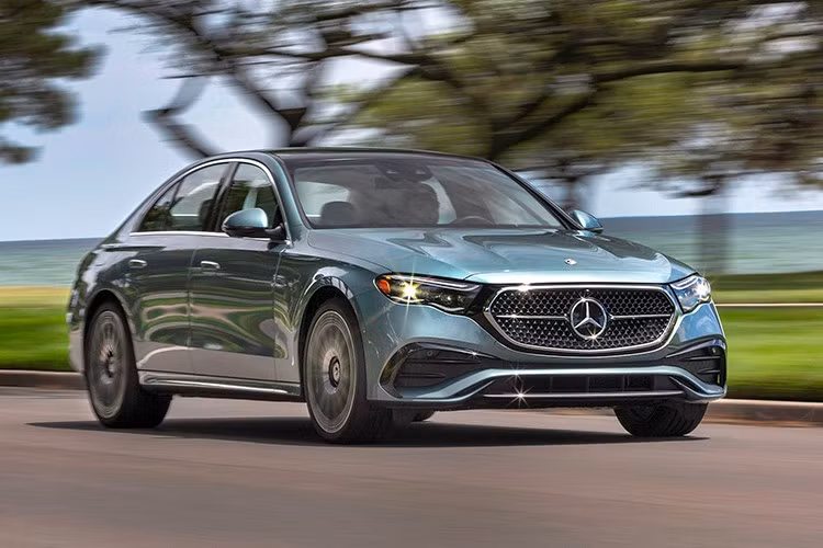 Mercedes-Benz khẳng định sự kiện lần này không chỉ đánh dấu sự hiện diện của E-Class thế hệ mới tại Việt Nam, mà còn thể hiện tầm nhìn gắn kết nghệ thuật, di sản và công nghệ để kiến tạo trải nghiệm trọn vẹn cho người dùng.