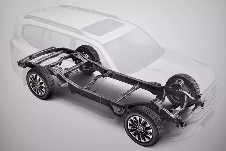 Đây không phải là lần đầu tiên có thông tin về một chiếc Land Cruiser plug-in. Từ năm 2023, hãng đã nghiên cứu các lựa chọn plug-in hybrid, thuần điện và thậm chí pin nhiên liệu hydro cho Land Cruiser 250 (Prado) tại một số thị trường.