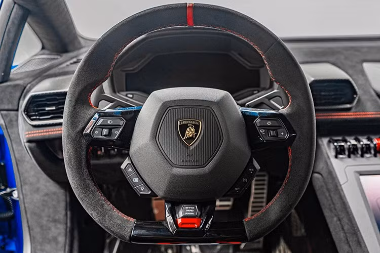 Ngoài ra còn có chỉ thêu trên vô lăng thể thao 300 USD quy đổi 78 triệu đồng, huy hiệu Lamborghini trên bảng taplo 1.000 USD quy đổi 7,8 triệu đồng, bình cứu hỏa 900 USD quy đổi 23,5 triệu đồng, đèn chiếu logo Lamborghini trên mặt đất 365 USD quy đổi 365 USD quy đổi 9,5 triệu đồng, ốp sàn xe sợi carbon 4.800 USD quy đổi 125,6 triệu đồng.