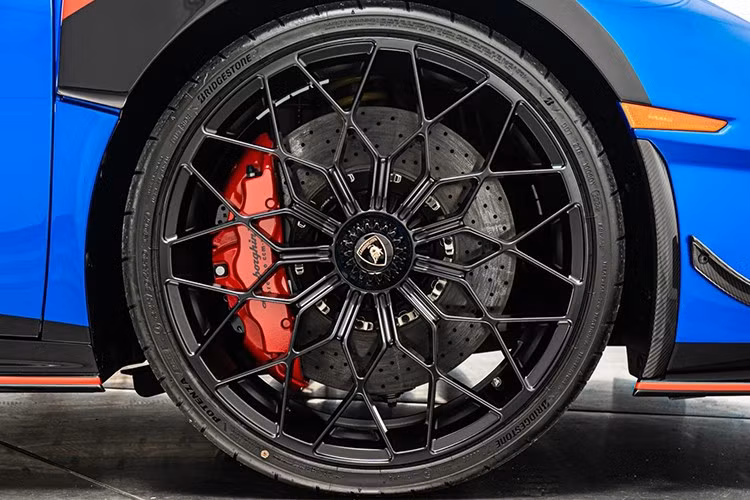 Bộ mâm forged đa chấu Hek sơn màu đen nhám 20 inch trị giá 2.100 USD quy đổi 54,9 triệu đồng. Hệ thống đĩa phanh carbon-ceramic và cùm phanh Lamborghini màu đỏ có giá 1.400 USD quy đổi 36,6 triệu đồng.