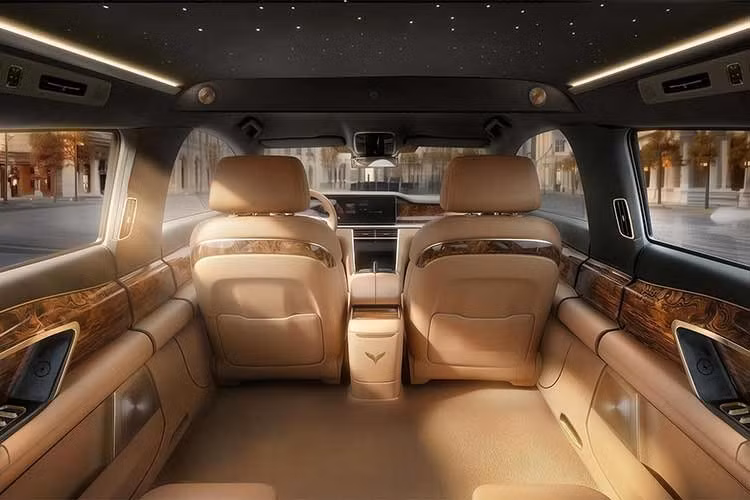 Về vận hành, Lạc Hồng 900S được trang bị hệ thống treo chủ động toàn phần hoàn toàn mới, mang đến sự êm ái và thoải mái tối đa. Xe có thể sử dụng 3 động cơ (1 ở phía trước, 2 ở phía sau) với tổng công suất lên tới 460kW cho hiệu năng vượt trội.