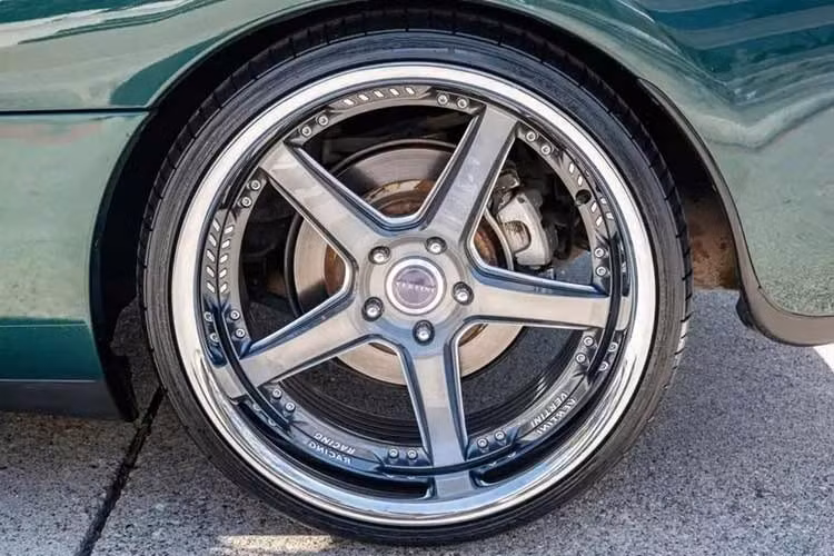 Chiếc xe này sử dụng bộ mâm Vertini 20 inch độ lại. Một trong những chủ sở hữu đã lắp thêm đầu phát âm thanh màn hình cảm ứng Kenwood và máy dò radar. Đúng vậy, chiếc Supra chắc chắn cần những thứ đó. Tuy nhiên, lái xe có trách nhiệm sẽ giúp bạn tránh bị phạt tốc độ hơn.