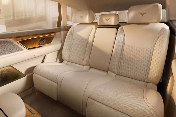Về vận hành, Lạc Hồng 800S được trang bị hệ thống treo chủ động toàn phần hoàn toàn mới, mang đến sự êm ái và thoải mái tối đa. Xe có thể sử dụng 3 động cơ (1 ở phía trước, 2 ở phía sau) với tổng công suất lên tới 460kW cho hiệu năng vượt trội.