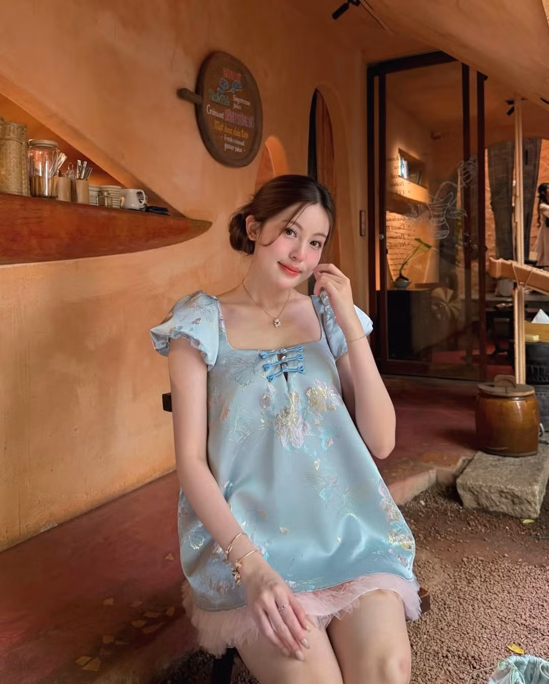 Trong bộ ảnh, “Baby Boo” xuất hiện với chiếc váy xanh pastel điểm họa tiết hoa nhẹ nhàng, kết hợp cùng lớp chân váy voan hồng phấn bên trong tạo hiệu ứng bồng bềnh, nữ tính. Thiết kế tay phồng và chi tiết nơ nhỏ trước ngực càng làm tăng vẻ ngọt ngào, đúng với hình ảnh “kẹo ngọt” mà cô theo đuổi bấy lâu nay.