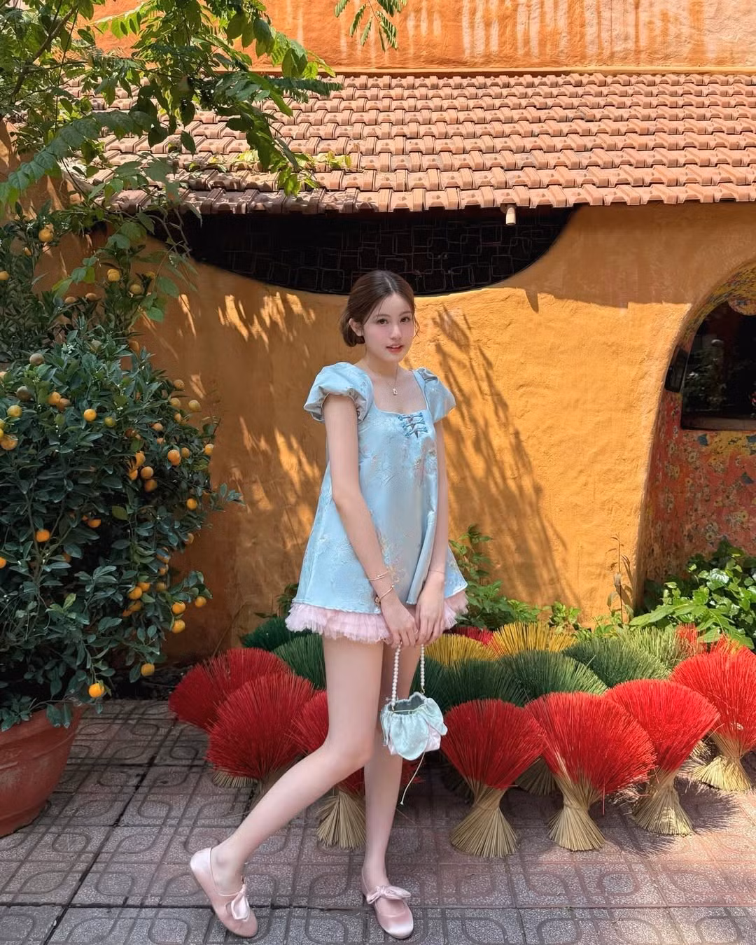 Kiểu tóc búi thấp gọn gàng cùng lớp trang điểm trong veo giúp gương mặt Tăng Mỹ Hàn càng thêm thanh tú. Cô gần như trung thành với lối makeup tự nhiên: má hồng nhẹ, môi hồng đào và đôi mắt long lanh. Chính sự tiết chế này lại làm nổi bật nét dễ thương, đúng với biệt danh “Baby Boo” mà người hâm mộ ưu ái dành tặng.