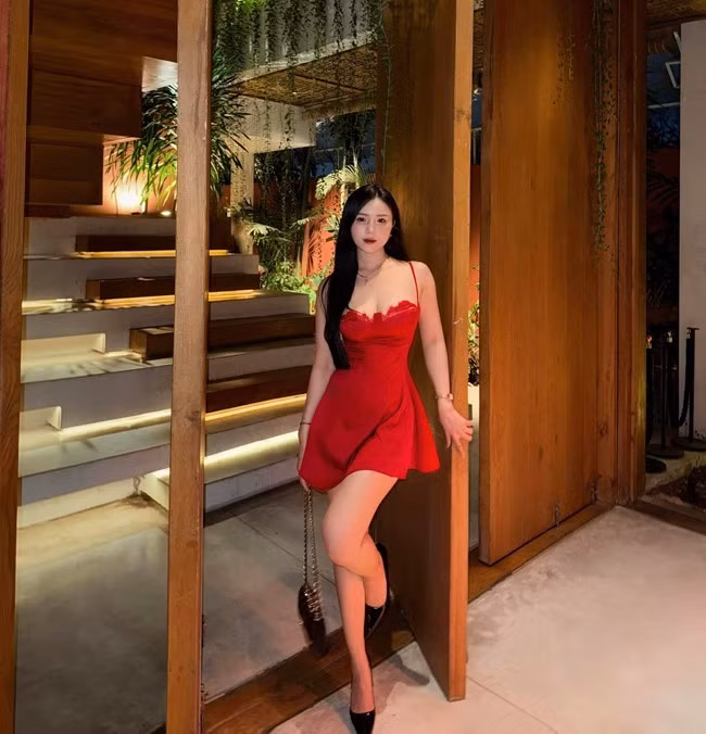 Trên trang cá nhân, nữ trọng tài Bi-a khiến nhiều người phải say đắm với hình ảnh vô cùng quyến rũ.