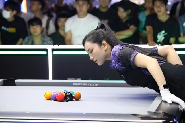 Mới đây, hình ảnh nữ trọng tài xinh đẹp tại Giải Vô địch Billiards &amp; Snooker Quốc gia vòng 1 năm 2025 thu hút sự quan tâm đặc biệt của cộng đồng mạng thời gian qua. Theo tìm hiểu, đó là Nguyễn Ngọc Bích, sinh năm 1998, quê Đồng Nai.
