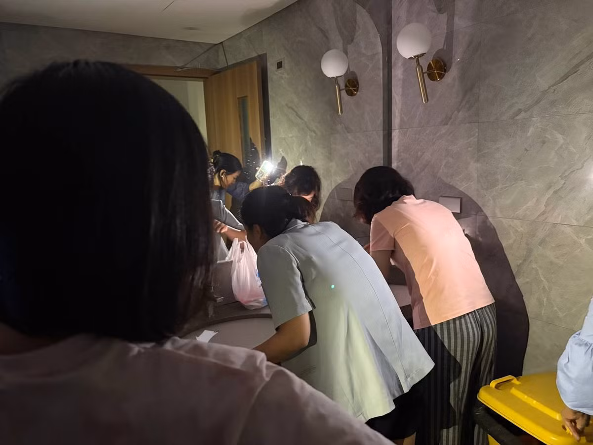 Bên cạnh đó, những màn “biến hình” văn phòng thành một nơi nghỉ ngơi cũng được dân tình chia sẻ rầm rộ.