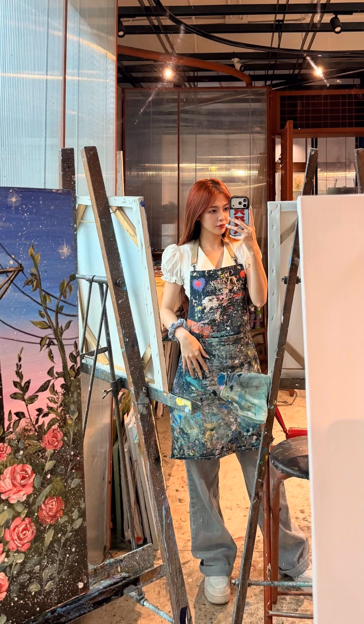 Tạm rời xa ánh đèn sân khấu, Liz Kim Cương xuất hiện với hình ảnh đời thường nhưng vẫn ghi điểm tuyệt đối nhờ nhan sắc rạng rỡ, gương mặt tươi tắn và thần thái nhẹ nhàng, thư thái.