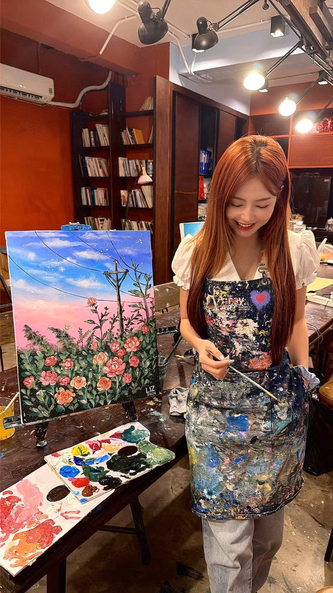 Gương mặt xinh xắn với đường nét hài hòa, làn da mịn màng cùng nụ cười tươi nhẹ giúp nữ ca sĩ toát lên vẻ đẹp tự nhiên, không cần trang điểm cầu kỳ.