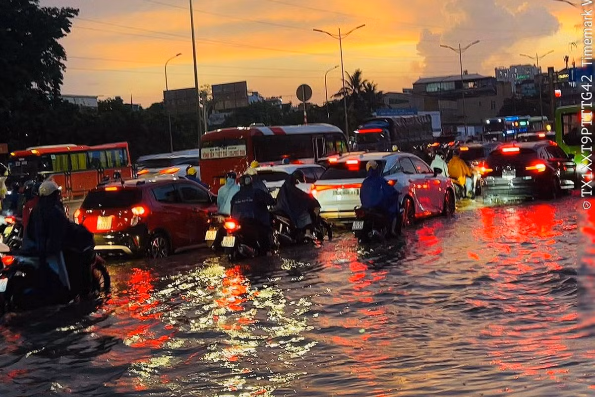 Mưa đúng giờ tan tầm và đường ngập khiến dòng phương tiện di chuyển khó khăn.