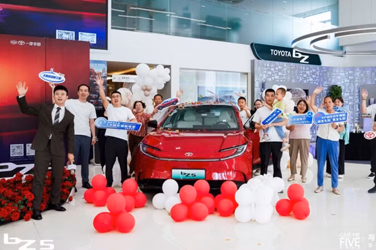 Tất cả các phiên bản đều được trang bị mô-tơ điện đặt trước, cho công suất cực đại 200kW (~268 mã lực). Hiện Toyota chưa công bố kế hoạch phân phối bZ5 ra các thị trường khác ngoài Trung Quốc. Nghĩa là chiếc bZ5 cùng với mẫu sedan bZ3 sẽ trở thành bộ đôi xe điện “Made in China for China” của thương hiệu Toyota.