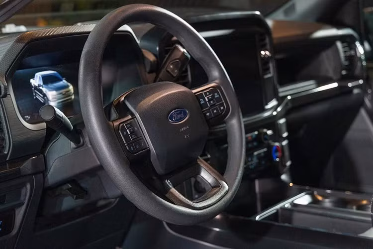 Xe sở hữu màn hình trung tâm kích thước 12 inch hỗ trợ kết nối Apple CarPlay và Android Auto không dây. Cụm đồng hồ kỹ thuật số sau vô-lăng mang giao diện trực quan, dễ theo dõi khi vận hành trên đường dài hay trong đô thị đông đúc.