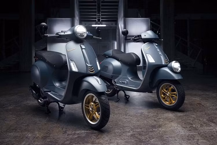 Sự chú ý đến từng chi tiết này được tiếp tục trong yên xe bọc kép, hoàn thiện bằng đường khâu tương phản kép, trong khi đinh tán bằng đồng thau đánh bóng gợi nhớ đến truyền thống chế tác thủ công của Officina 8.