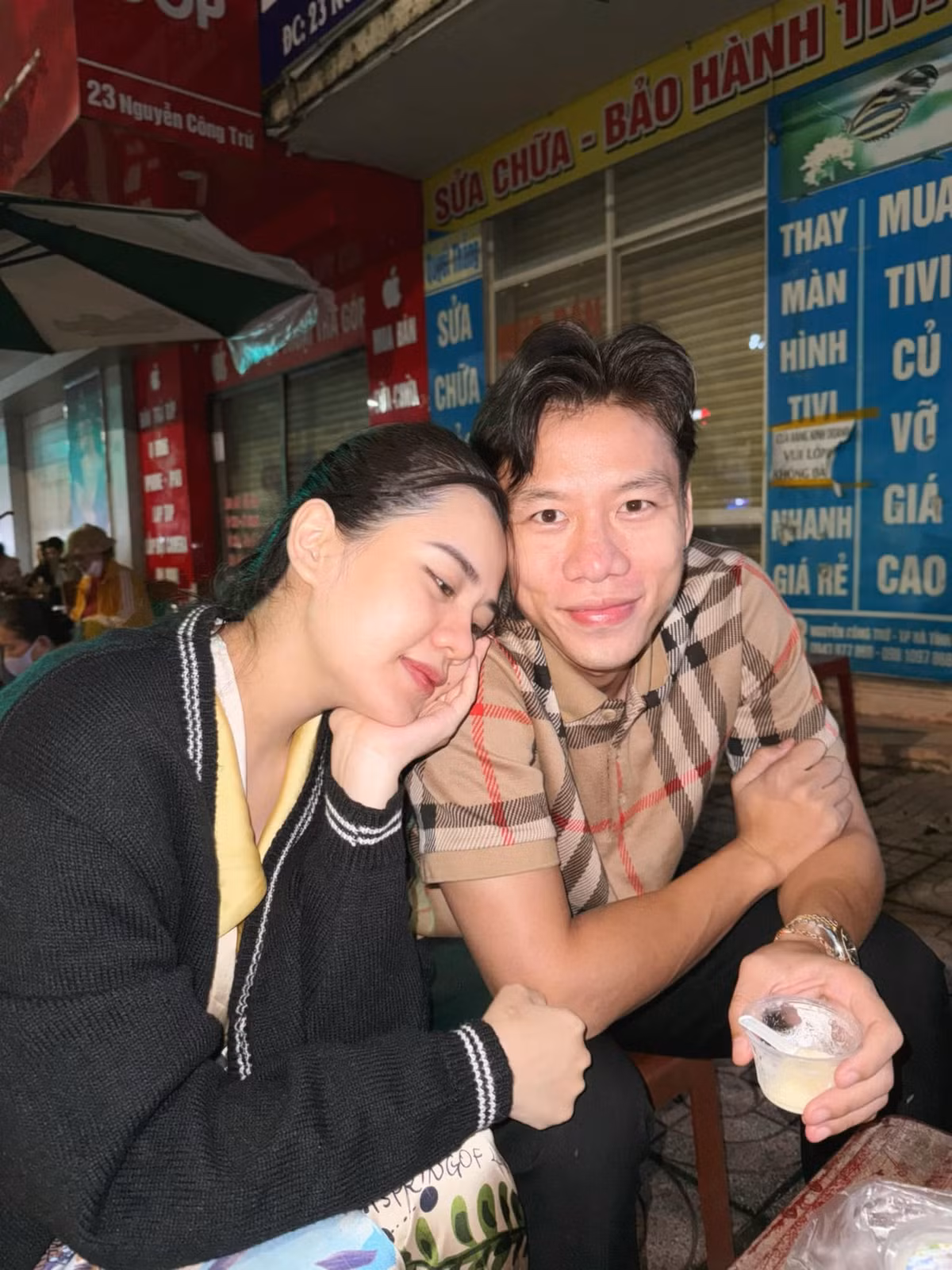 Sau ba lần sinh nở, vợ cầu thủ Quế Ngọc Hải vẫn giữ được nhan sắc trẻ trung và vóc dáng đáng ngưỡng mộ, thường xuyên được khen ngợi trên mạng xã hội.