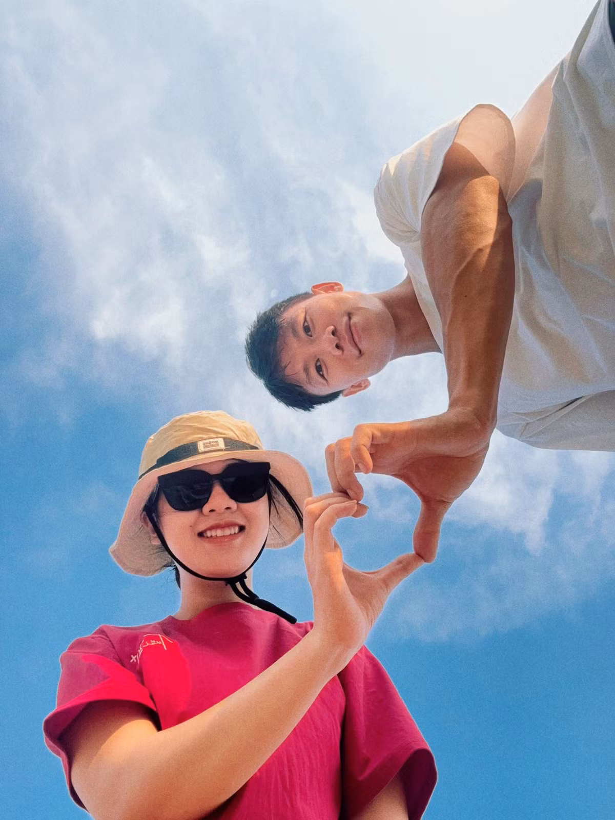 Nhưng dù là ngôi sao bóng đá trẻ, điển trai và nổi tiếng, Ngọc Hải vẫn bị Thùy Phương… từ chối đến ba lần. Không nản lòng, anh kiên trì nhắn tin, trò chuyện suốt hơn hai năm trời mới khiến trái tim nàng hoa khôi “rụng rời” và đồng ý hẹn hò. Sau một năm yêu kín tiếng, cặp đôi chính thức công khai tình cảm và kết hôn vào đầu năm 2018.