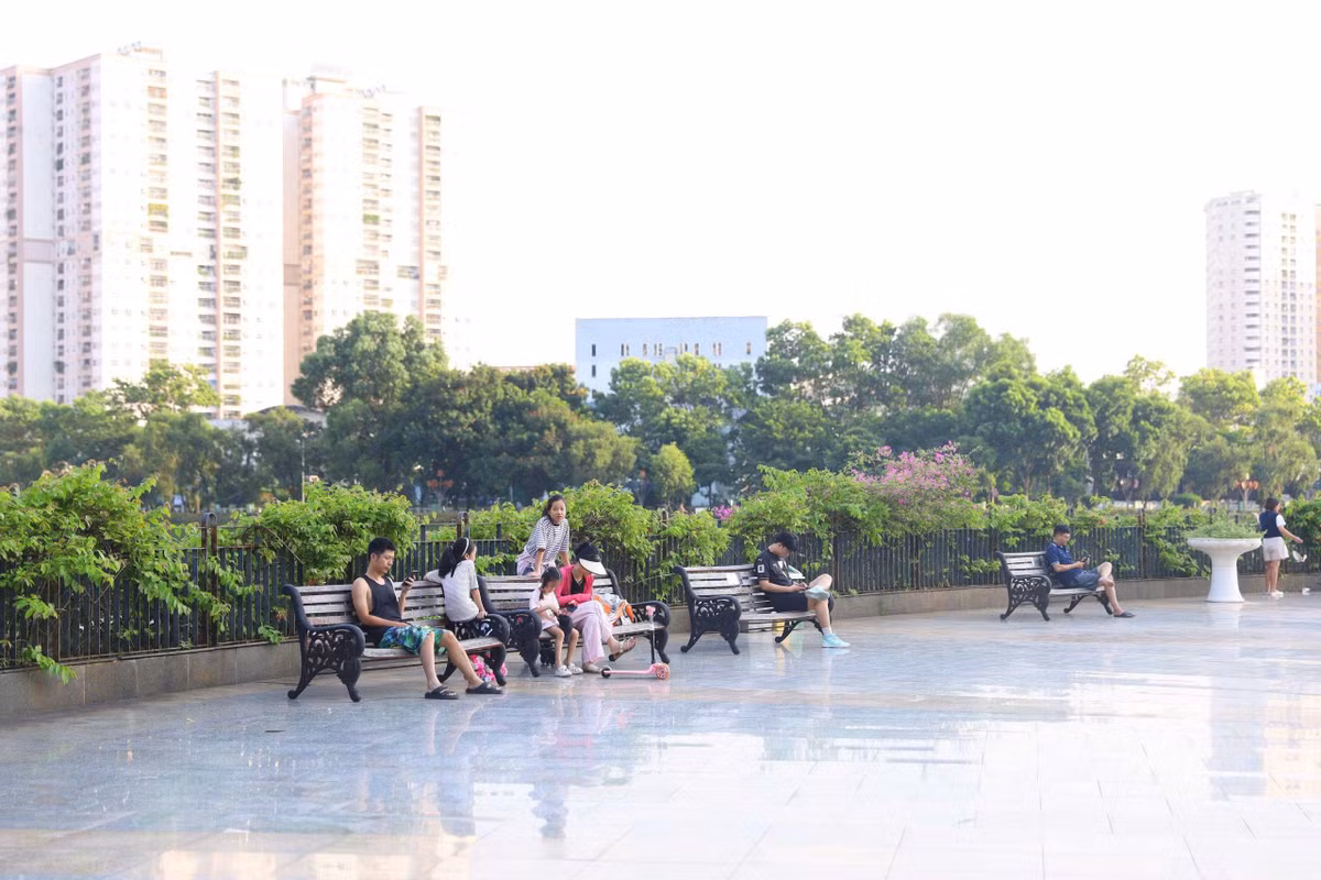 Với quy mô hơn 13ha, trong đó khoảng 8ha là mặt nước, Công viên hồ điều hòa Thanh Xuân đã bổ sung một khoảng xanh đáng kể giữa khu vực đô thị phía Tây Hà Nội. Việc bảo vệ và phát huy hiệu quả không gian này không chỉ góp phần nâng cao chất lượng sống của cư dân xung quanh mà còn cho thấy vai trò cần thiết của cây xanh, mặt nước trong quá trình phát triển đô thị theo hướng bền vững.