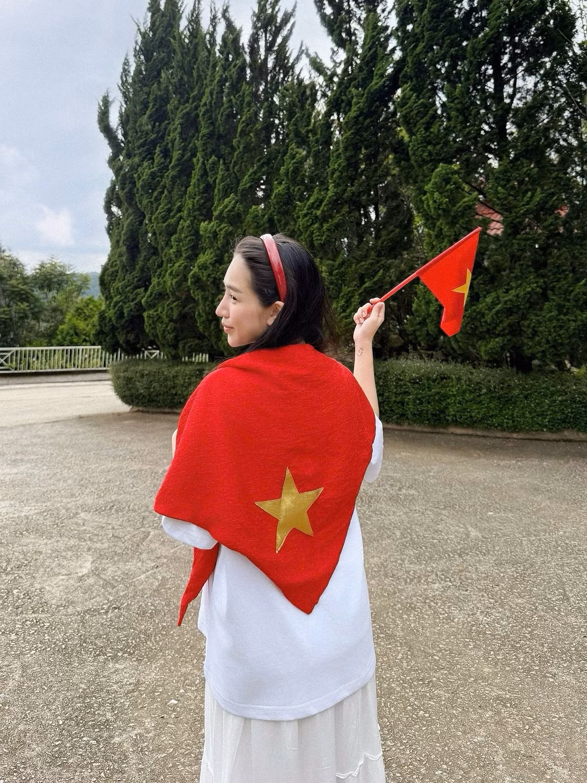 Tối 4/9, trên story Instagram cá nhân với hơn nửa triệu người theo dõi, Joyce Phạm nhận được câu hỏi từ một tài khoản: “Em thấy người ta vừa sinh là phải ở nhà dưỡng. Nhưng chị vừa sinh xong đi chơi, trộm vía ghê”.