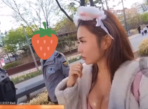 Trong video, nữ streamer Kiara Kitty mặc một chiếc áo crop top hồng siêu ngắn, bó sát, khoe gần trọn vòng một căng đầy, kết hợp với áo khoác trắng khoác hờ và một chiếc băng đô tai mèo bông dễ thương – phong cách “nửa đáng yêu, nửa khiêu gợi” quen thuộc của Kiara.